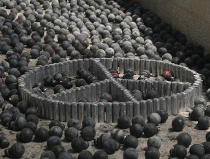 Collecter les grenades lacrymogènes utilisées par l’armée israélienne vaut à un activiste de Bil’in une accusation de port d’arme devant un tribunal militaire israélien
